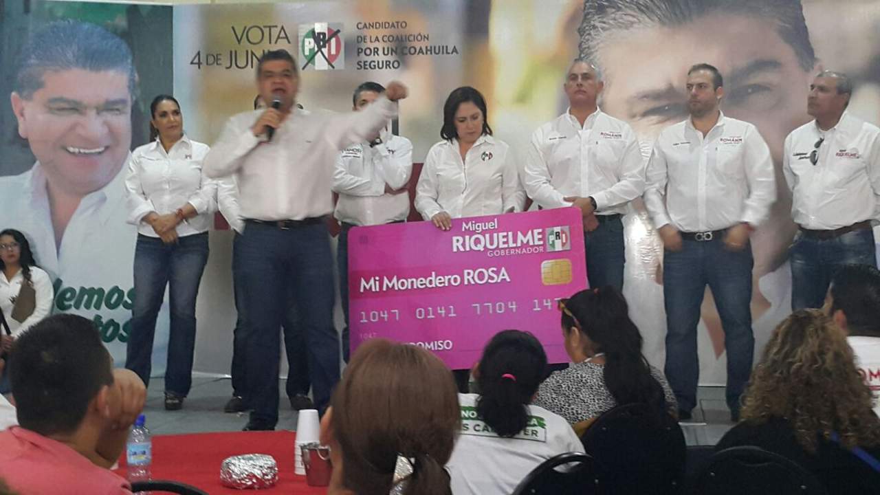 El candidato a gobernador firmó aquí en Torreón un convenio ante decenas de mujeres que se reunieron en las instalaciones de un centro social del sur de la ciudad a quienes les aseguró que se beneficiarán con el “Monedero Rosa”. (EL SIGLO DE TORREÓN)