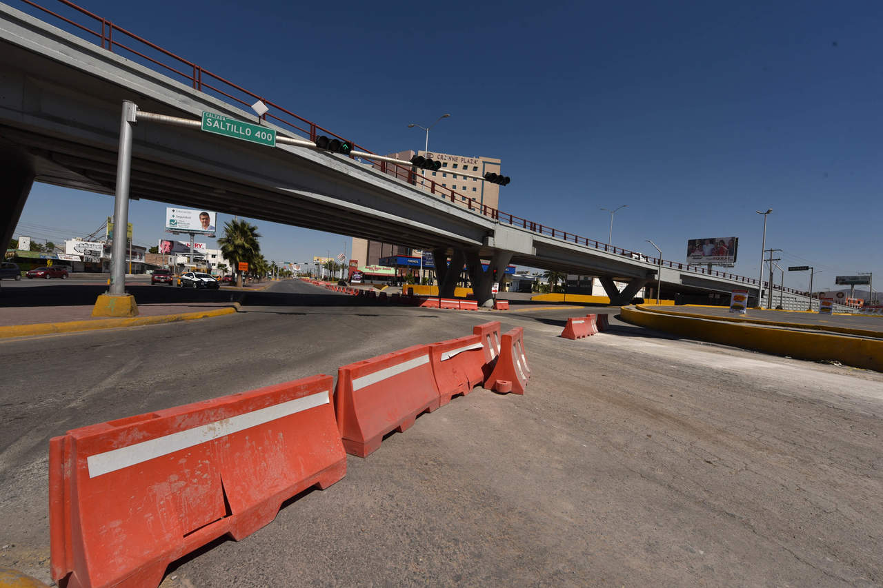 Autoridades municipales informan a los transportistas y automovilistas en general, que solamente continuará obstruida la parte de abajo del puente Diana Laura en la Saltillo 400. (ERICK SOTOMAYOR)