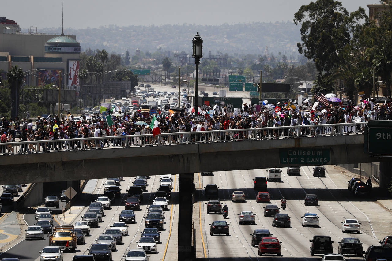 Sin barreras. Cientos de trabajadores marcharon sobre 110 Freeway en Los Ángeles, California.