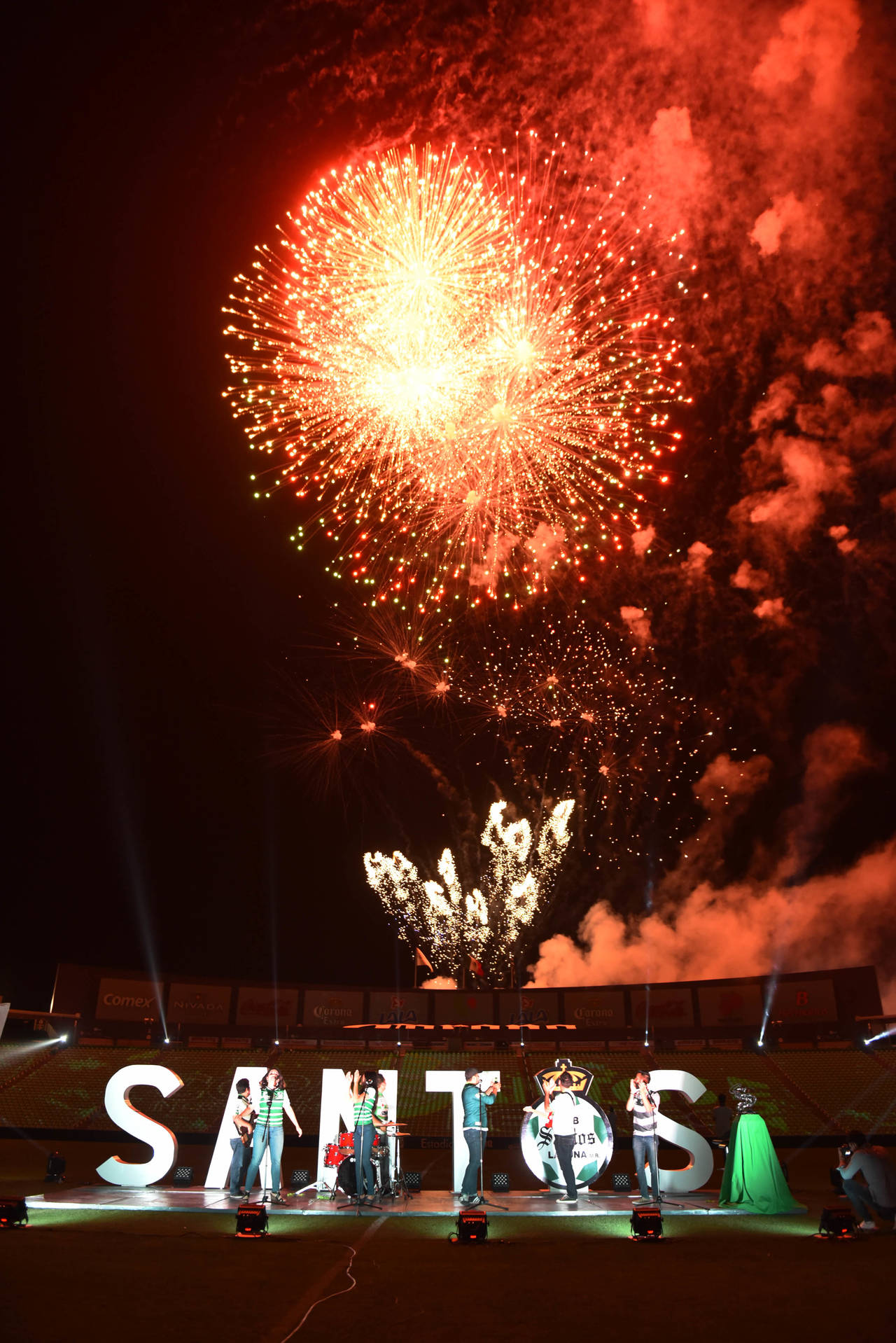Como cada año, una espectacular serie de juegos pirotécnicos dio por inaugurada una edición más de la internacional Copa Santos Peñoles. 