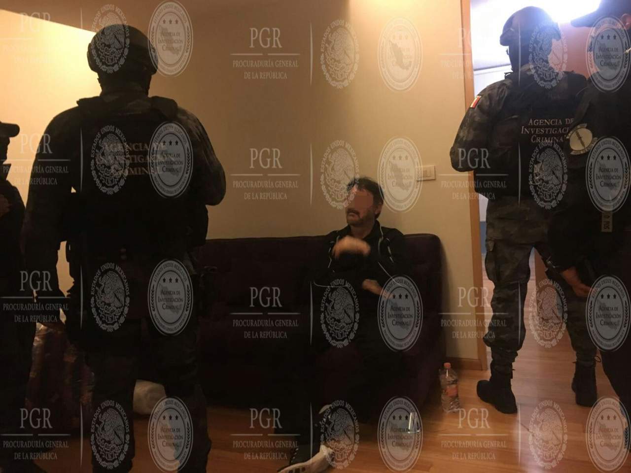 Fue detenido por elementos de la Agencia de Investigación Criminal de la PGR y de la Secretaría de la Defensa Nacional. Esta fotografía aparece con la identidad censurada para proteger la presunción de inocencia del detenido. (PGR)