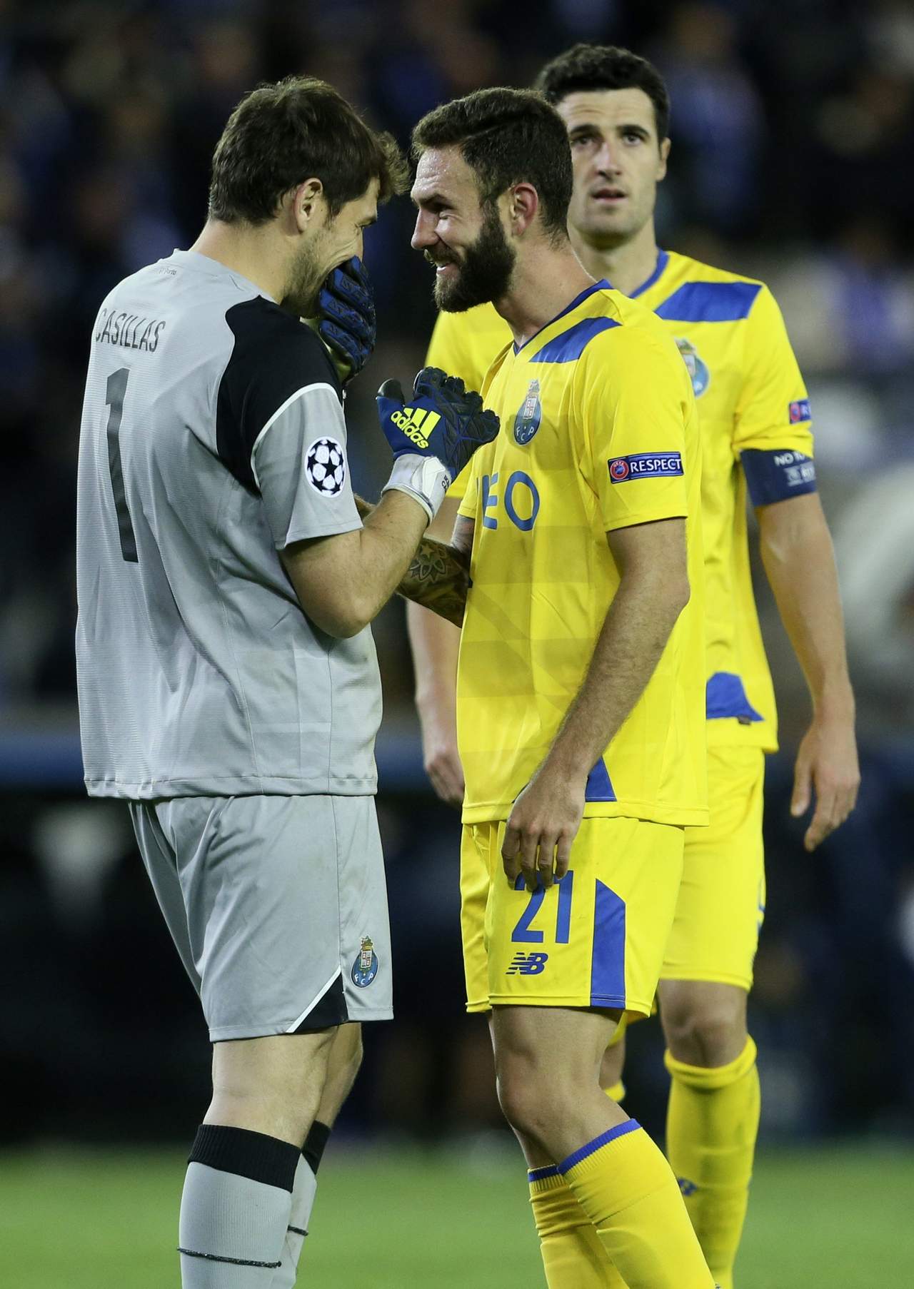 Iker Casillas y Miguel Layún tienen una buena relación en el Porto. (Archivo)
