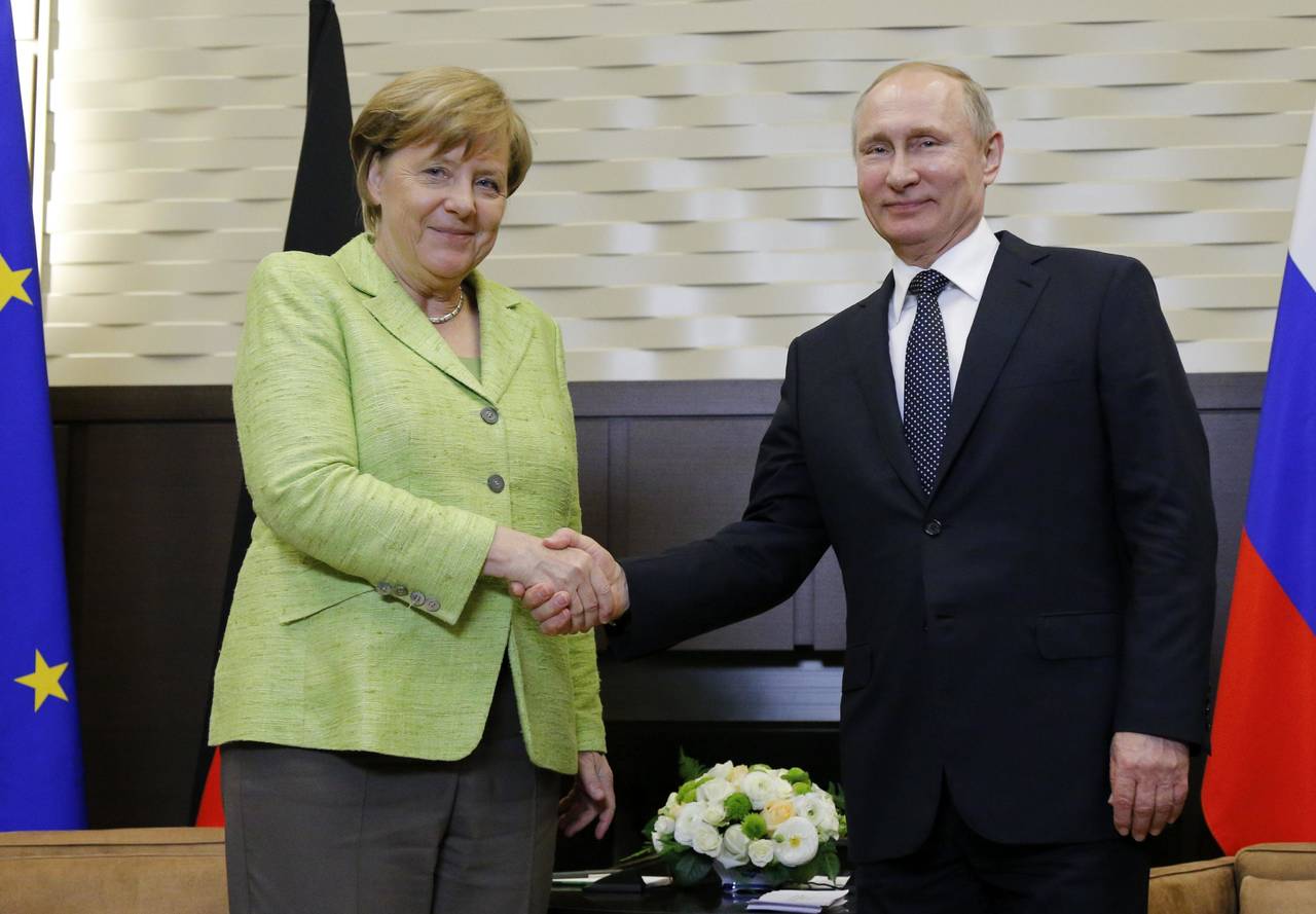 Reunión. Ángela Merkel y Vladimir Putin se reunieron ayer para hallar soluciones a conflictos internacionales. 