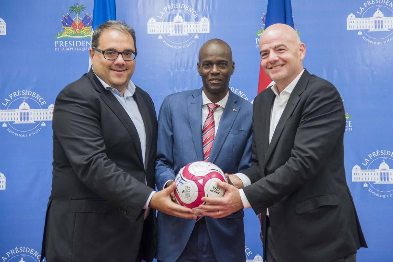 El titular de la Concacaf, Víctor Montagliani (i), el presidente de FIFA, Gianni Infantino (d) y el presidente de Haití Jovenel Moise. (EFE)