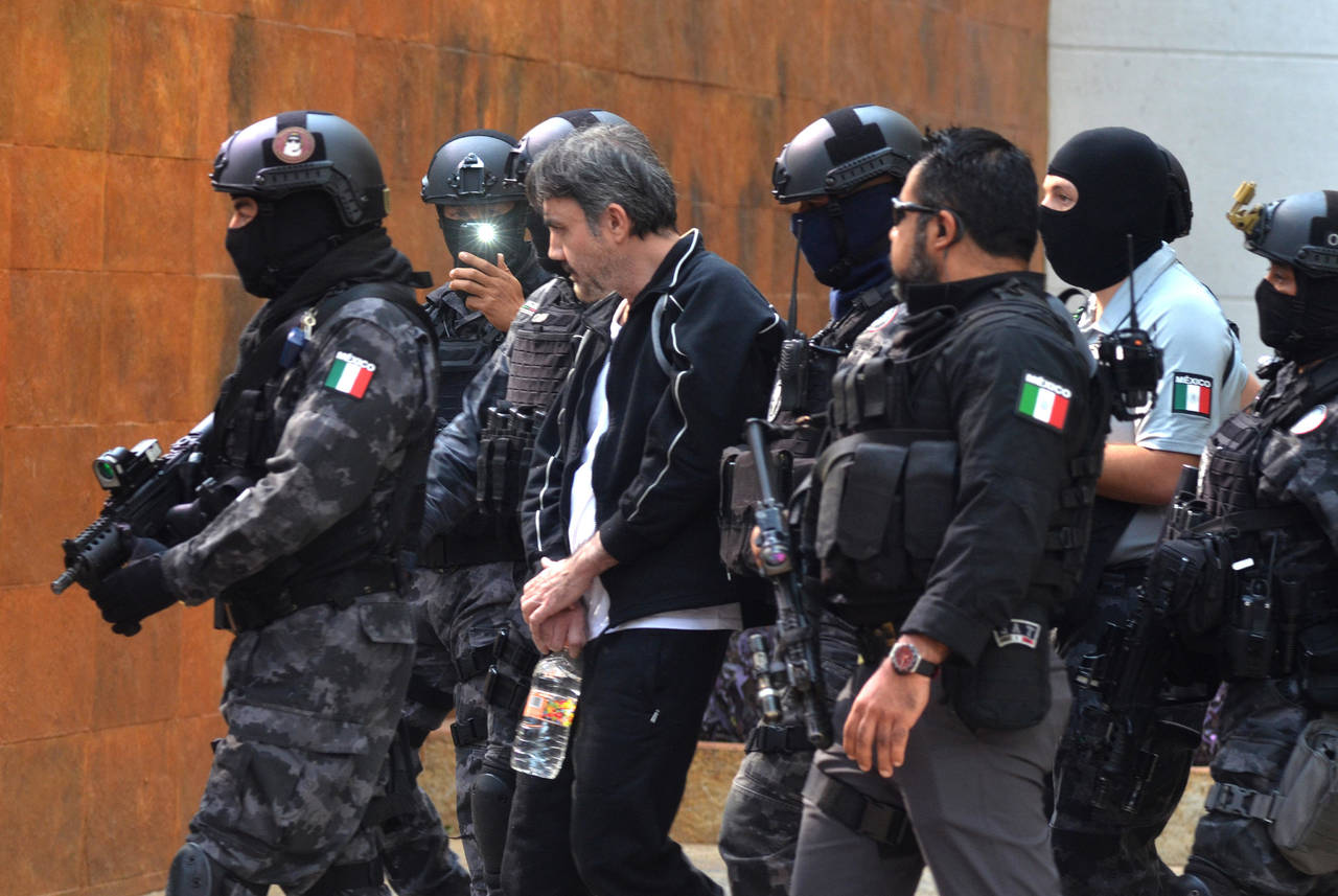 Custodiado. Dámaso López, alias 'El Licenciado', momentos en los que es trasladado a las instalaciones de la Procuraduría General de la República, en medio de un fuerte operativo de seguridad en la Ciudad de México.