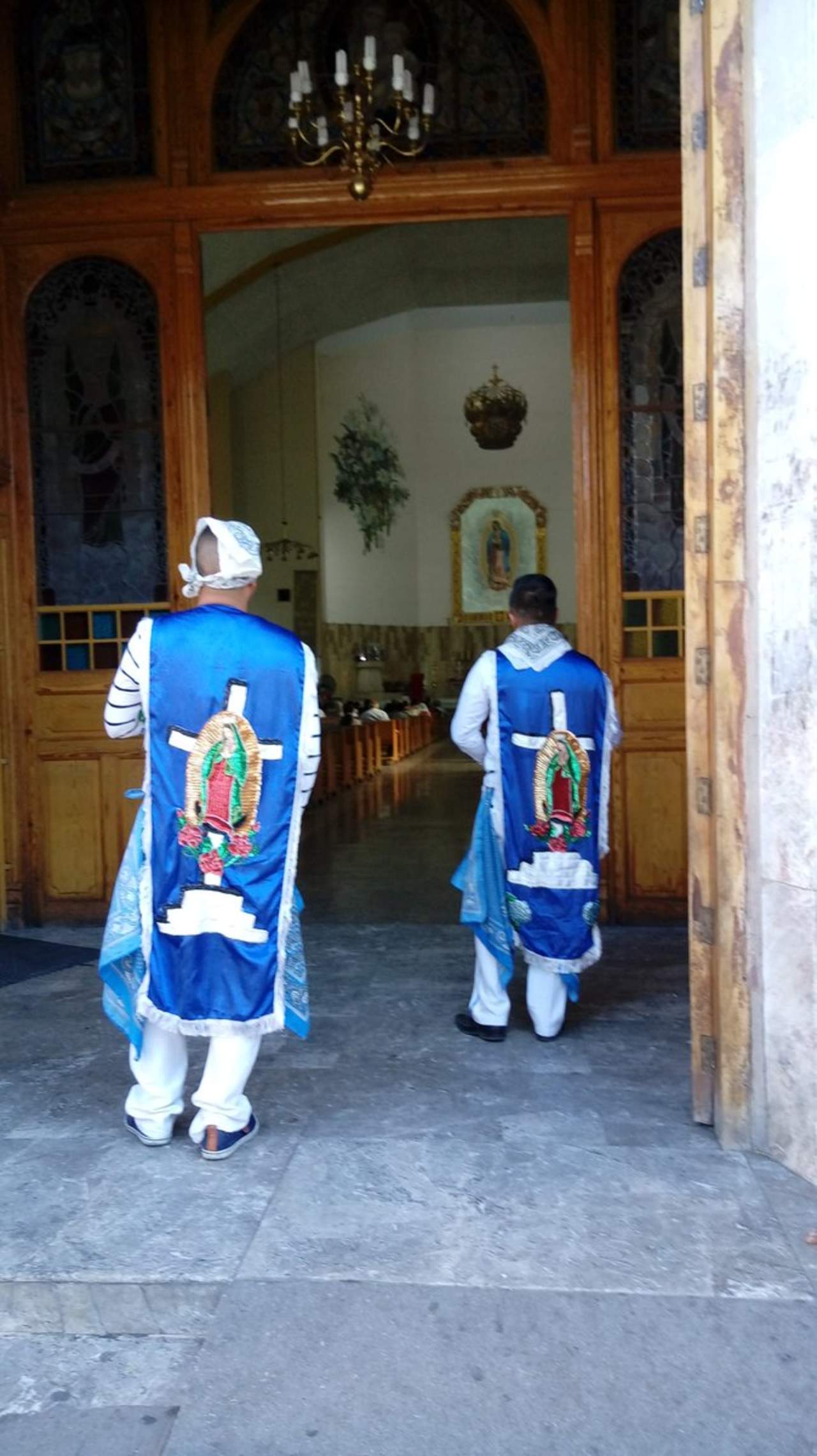 Peregrinaron rumbo a la parroquia de Guadalupe como parte de la celebración del Día de la Santa Cruz. (EL SIGLO DE TORREÓN)