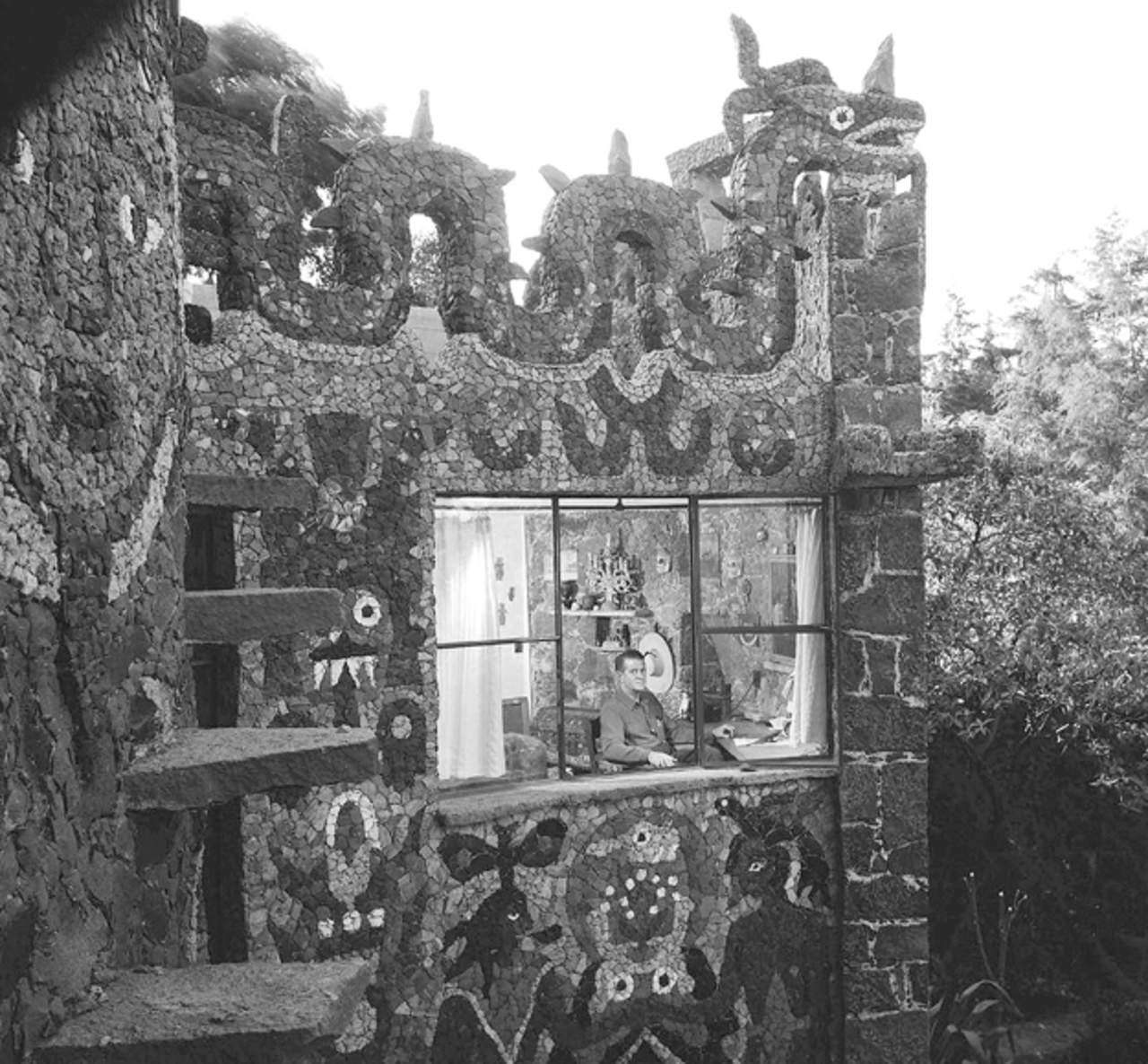 Juan O’Gorman en una de las recámaras de su casa en
Jardines del Pedregal, Ciudad de México (1958). Foto: Juan Guzmán