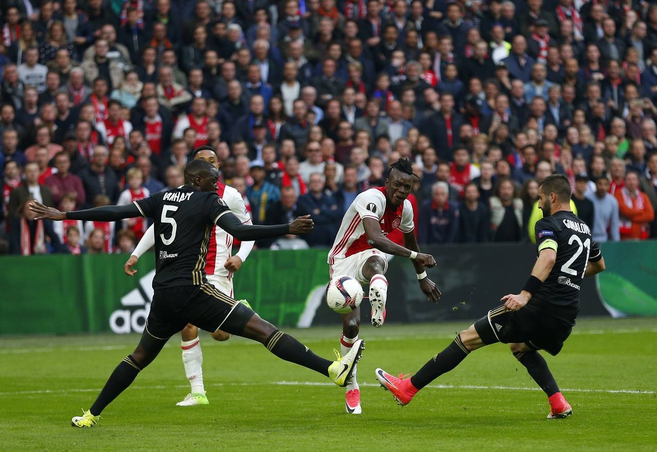 Bertrand Traoré (c) fue la figura del partido al anotar dos goles. Ajax golea y está cerca de la final de la EL