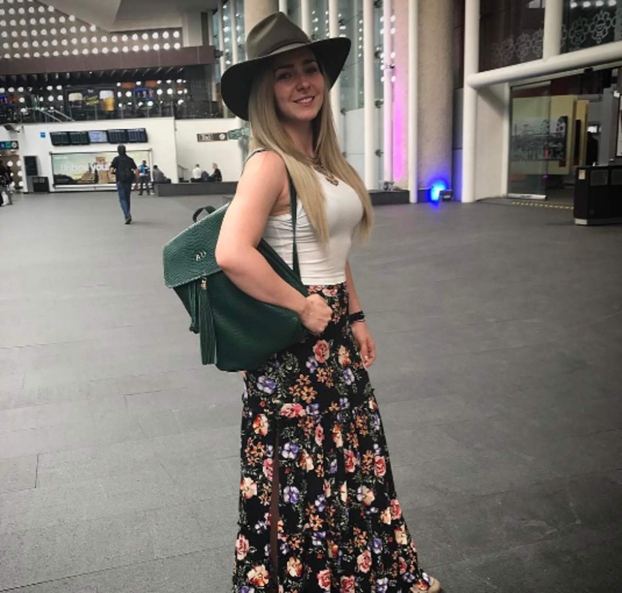 Hace unos días otra famosa que enfrentó críticas en Instagram fue Sherlyn, por una imagen en la que aparece leyendo en bikini.
