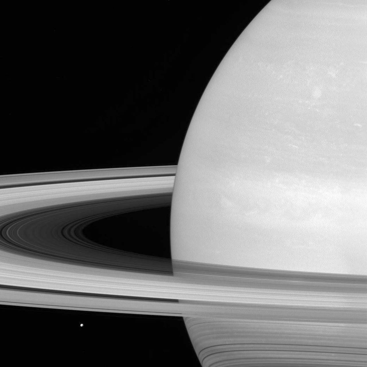 La cinta muestra una hora de observaciones mientras Cassini se mueve hacia la parte sur del planeta de los anillos el 26 de abril pasado, destacó la NASA en su página de Internet.
(ARCHIVO)