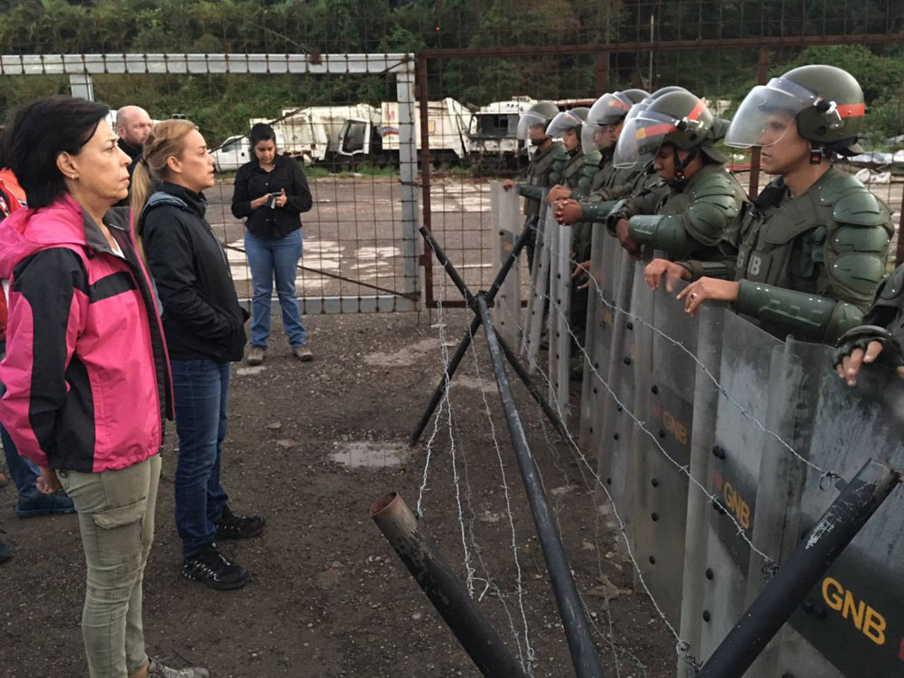 De frente. Lilian Tintori, mantuvo una protesta frente a la cárcel militar Ramo Verde, para exigir ver a Leopoldo López. 