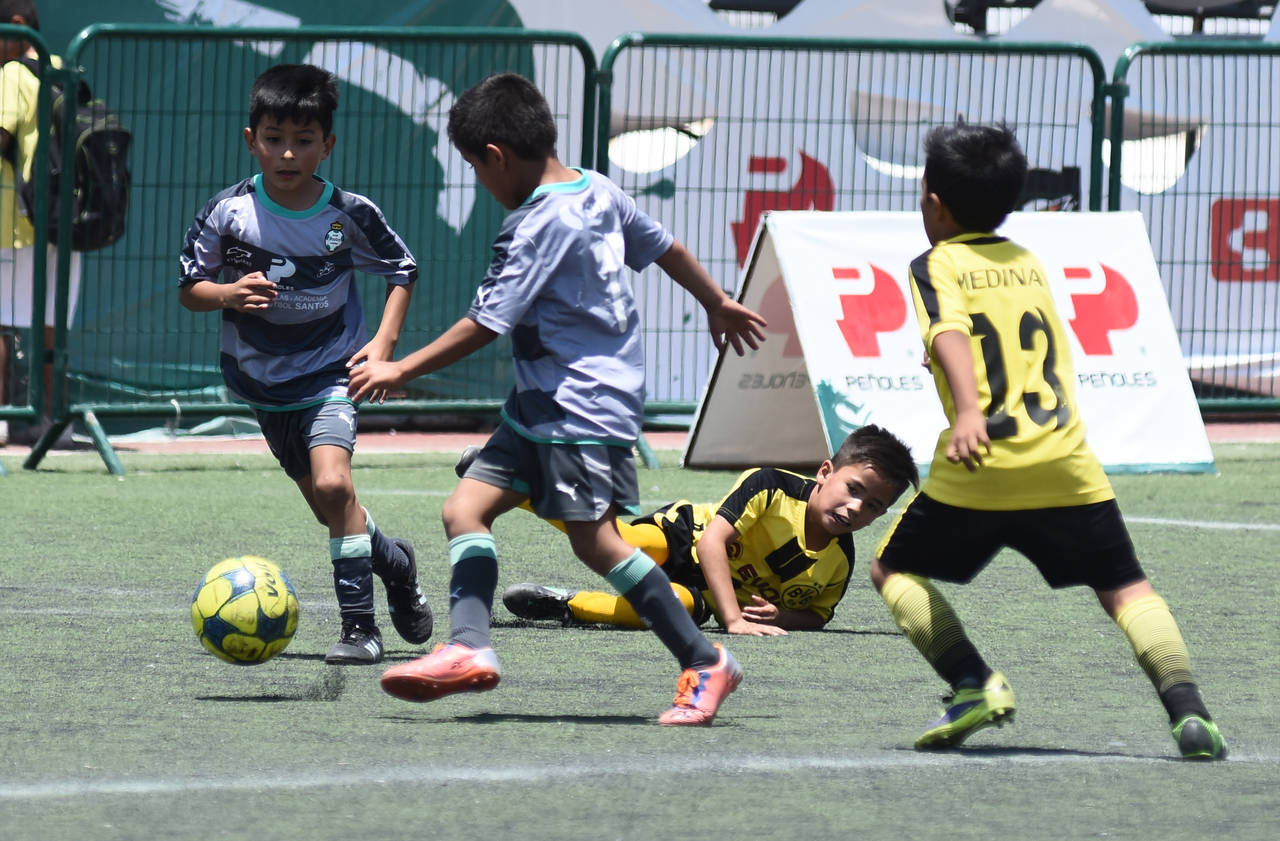 Nada como la ansiada victoria. Los jóvenes futbolistas gozan cada minuto de los partidos de la Copa Santos Peñoles.  (Jesús Galindo)

