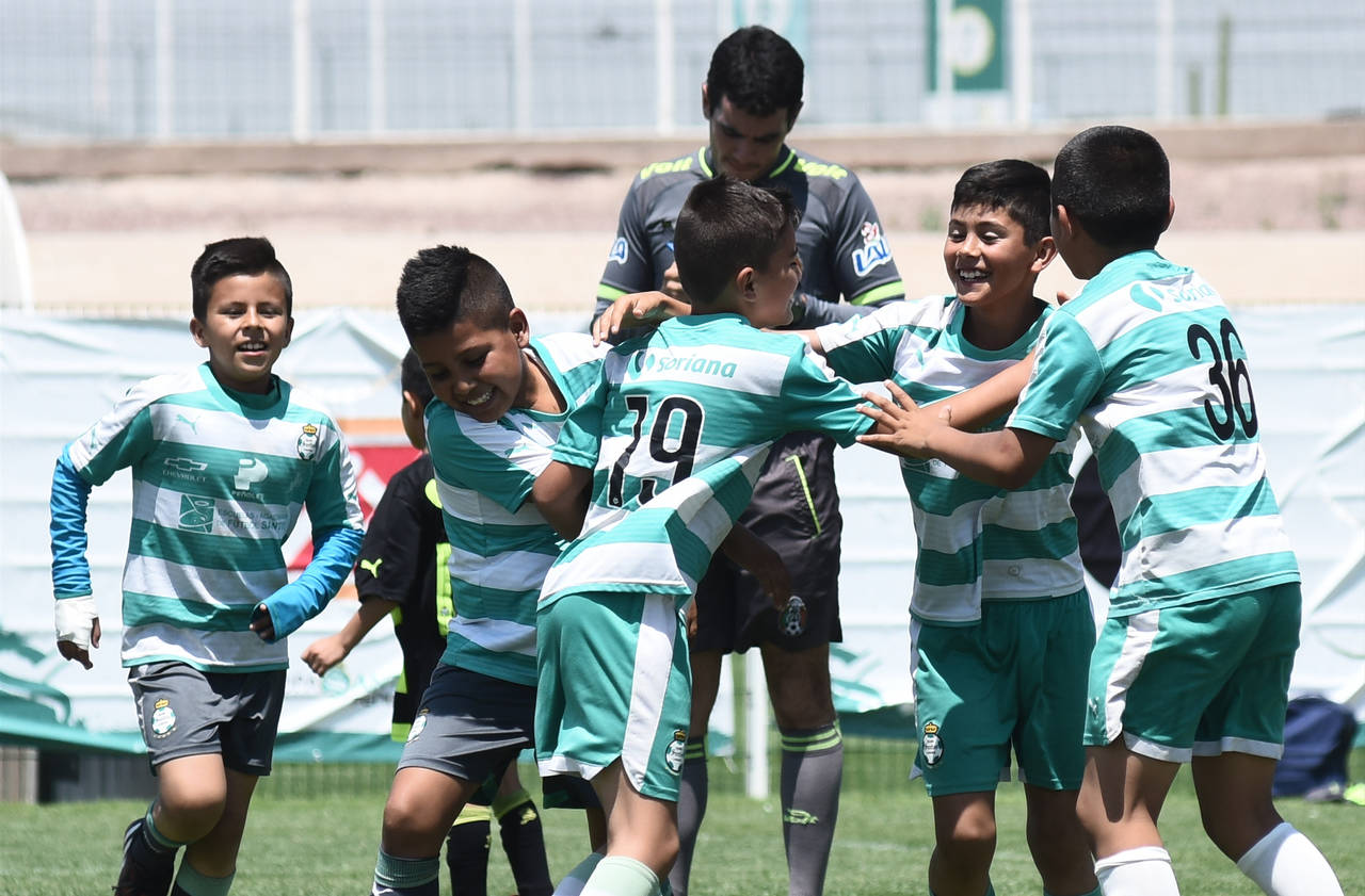 La Copa Santos Peñoles vivió una jornada más, intensa, en todos los campos en los que se desarrollan encuentros de futbol.  (Jesús Galindo)
