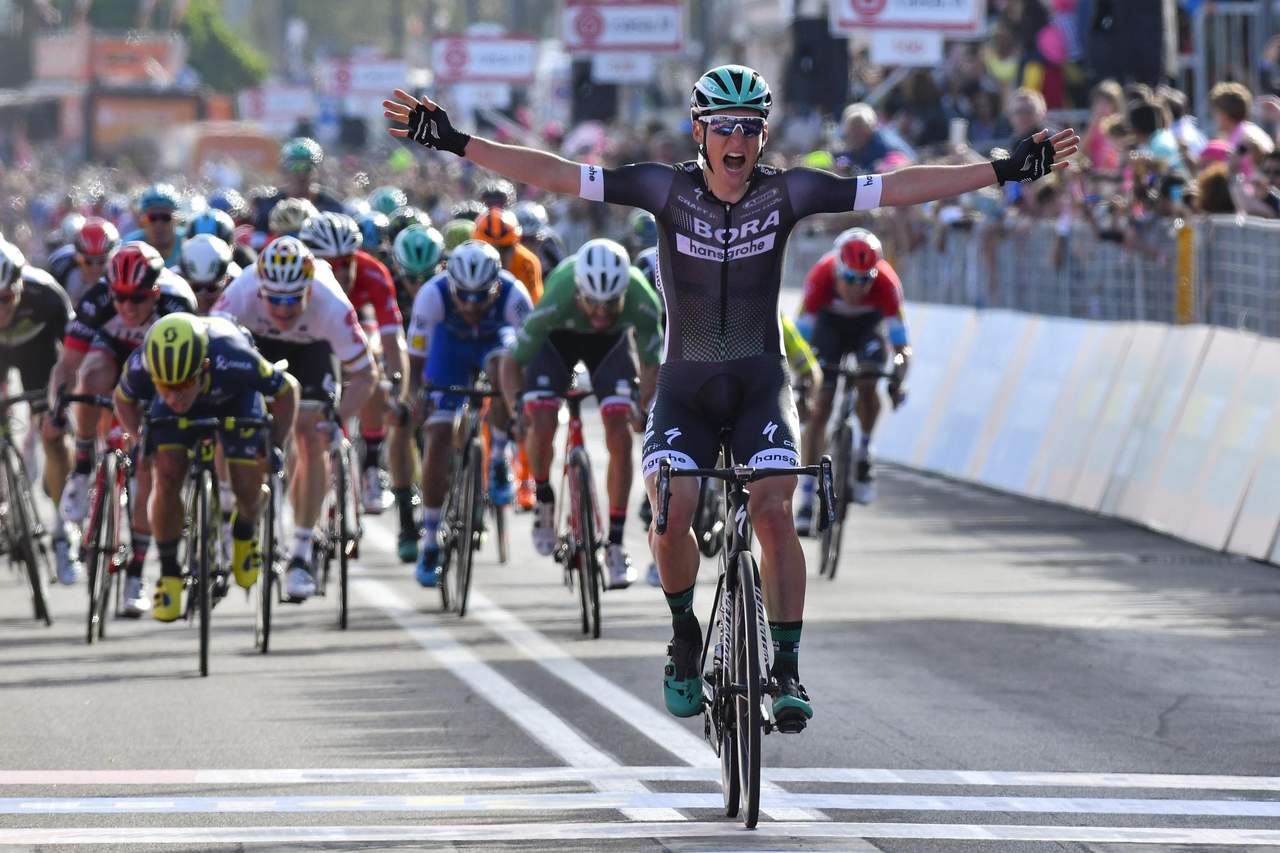 Lukas Postlberger celebra al momento de atravesar la meta en el primer lugar en el inicio del Giro de Italia. (EFE)