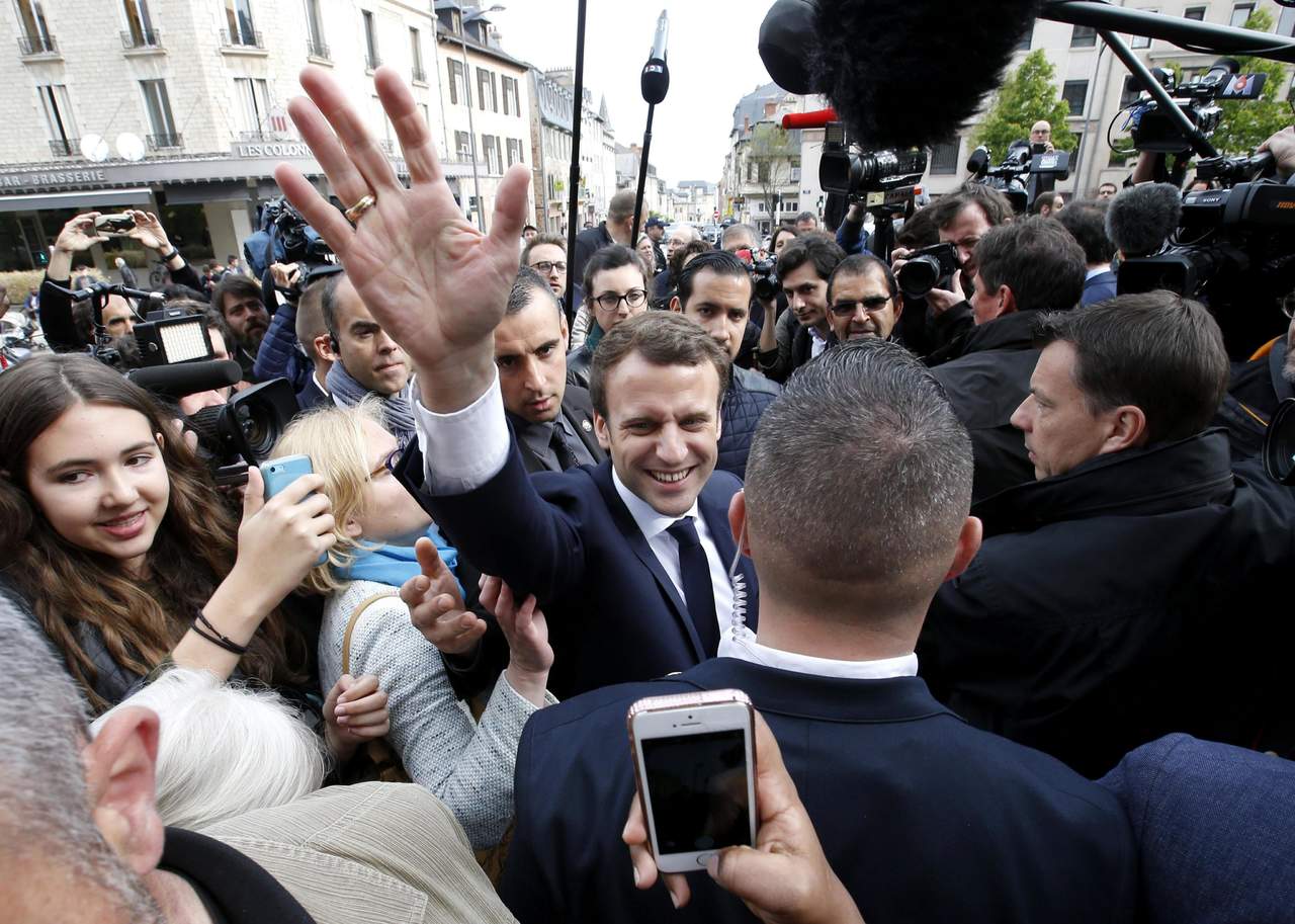 El anuncio llega a poco más de 24 horas de que se abran las urnas, el domingo, para la segunda vuelta de las elecciones presidenciales en Francia. (EFE)