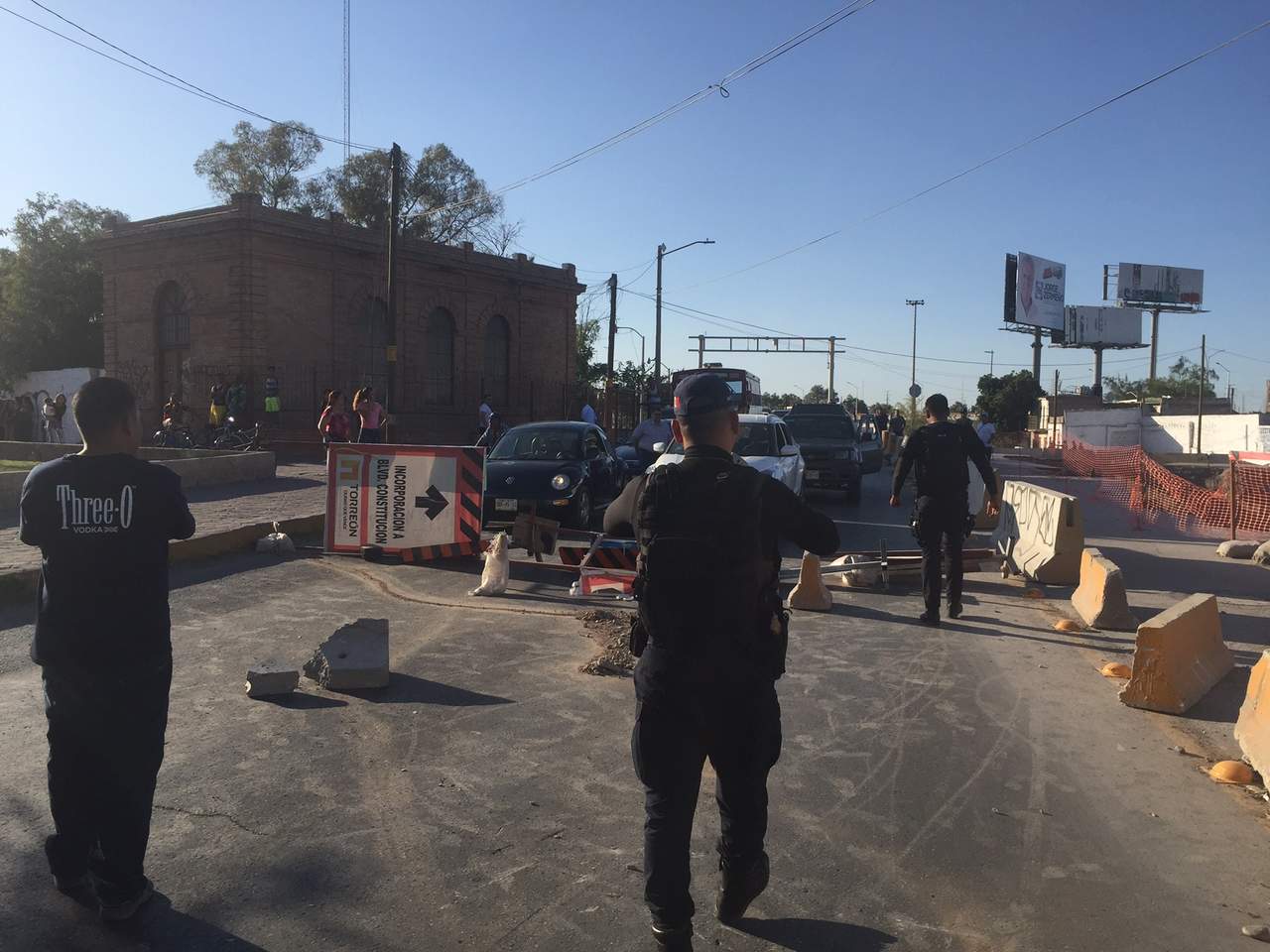 Alrededor de las 18:30 horas un grupo de aproximadamente 100 personas, en su mayoría mujeres y niños colocaron piedras y algunas láminas en la calle Múzquiz a la altura del Puente Plateado. (ESPECIAL)