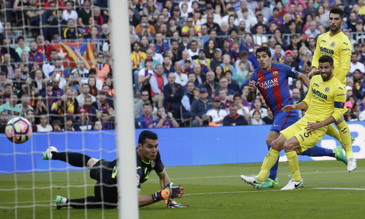 Luis Suárez anotó el tercer gol del Barcelona en el triunfo 4-1 sobre Villarreal. (AP)