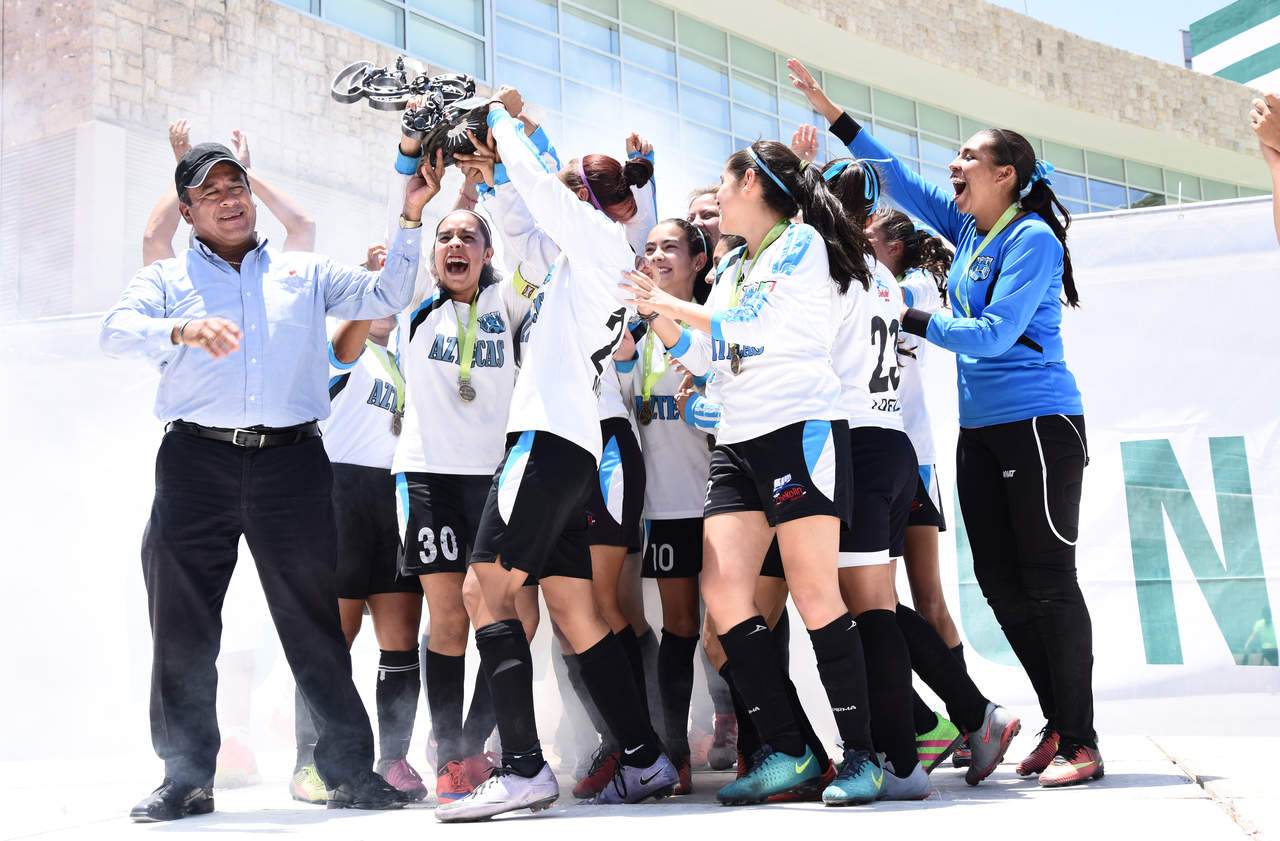 El equipo Aztecas celebró el primer lugar en la rama femenil dentro de la séptima edición de la Copa Santos Peñoles, celebrada en distintos escenarios de la Comarca Lagunera. (Fotografías de Jesús Galindo)
