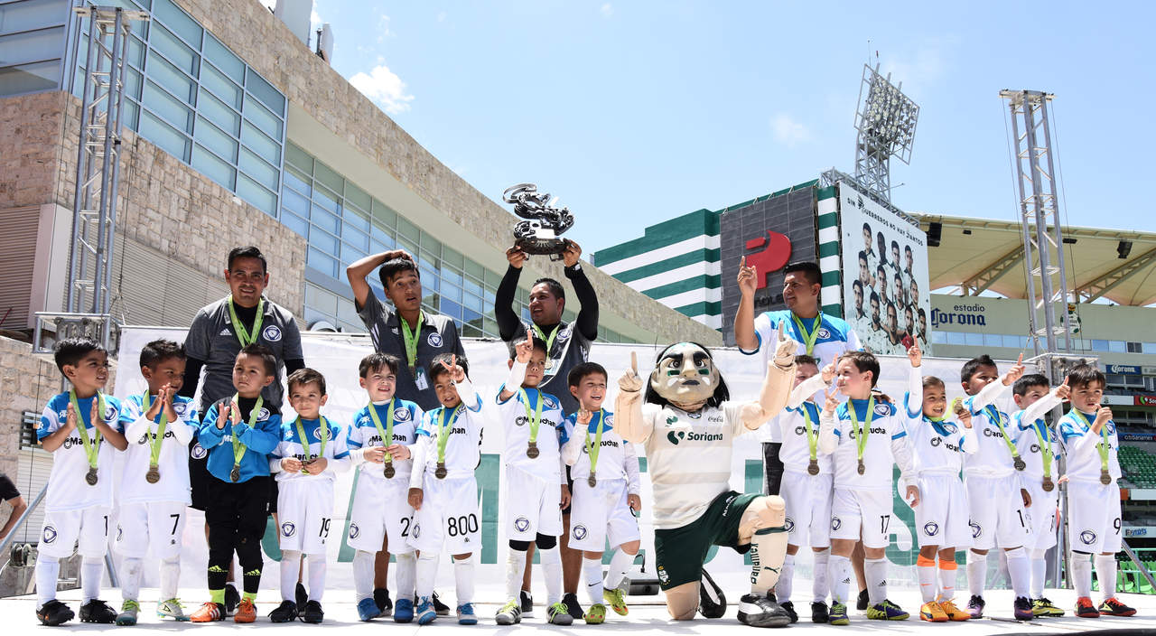 El campeón de la categoría 2011, CIFUT, levantó el trofeo en compañía de la mascota de los Guerreros del Santos Laguna.