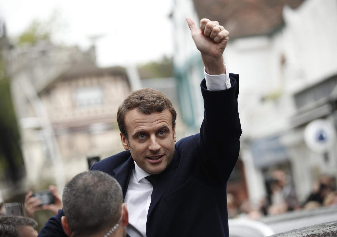 Macron, quien se presentó como candidato independiente de partidos políticos, obtuvo el 65.1 por ciento de los votos, mientras su rival, la ultraderechista Marine Le Pen, alcanzó el 34.9 por ciento