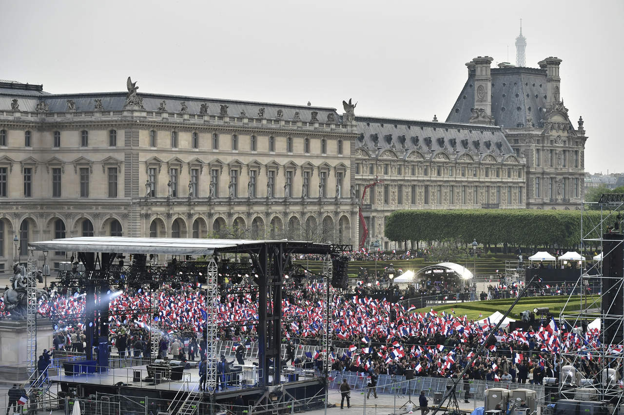El virtual presidente electo de Francia dirigirá un mensaje a sus seguidores desde la plaza del Louvre, en la que se ubica una pirámide de cristal, poco antes de las 21:00 horas locales (19:00 GMT).

