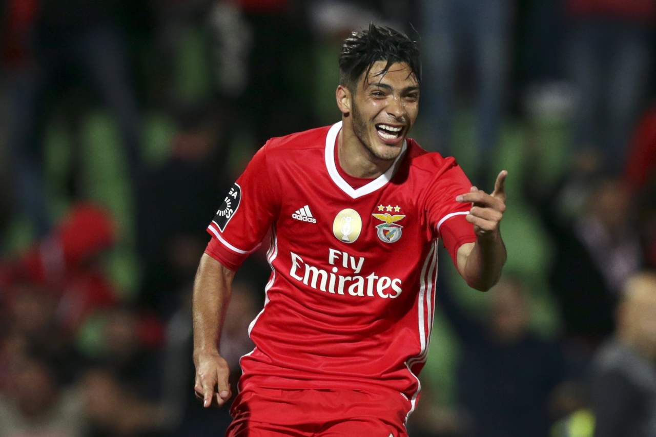 Raúl Jiménez anotó el único gol del juego. Benfica le saca 5 puntos al Porto con 6 por disputar. (EFE)