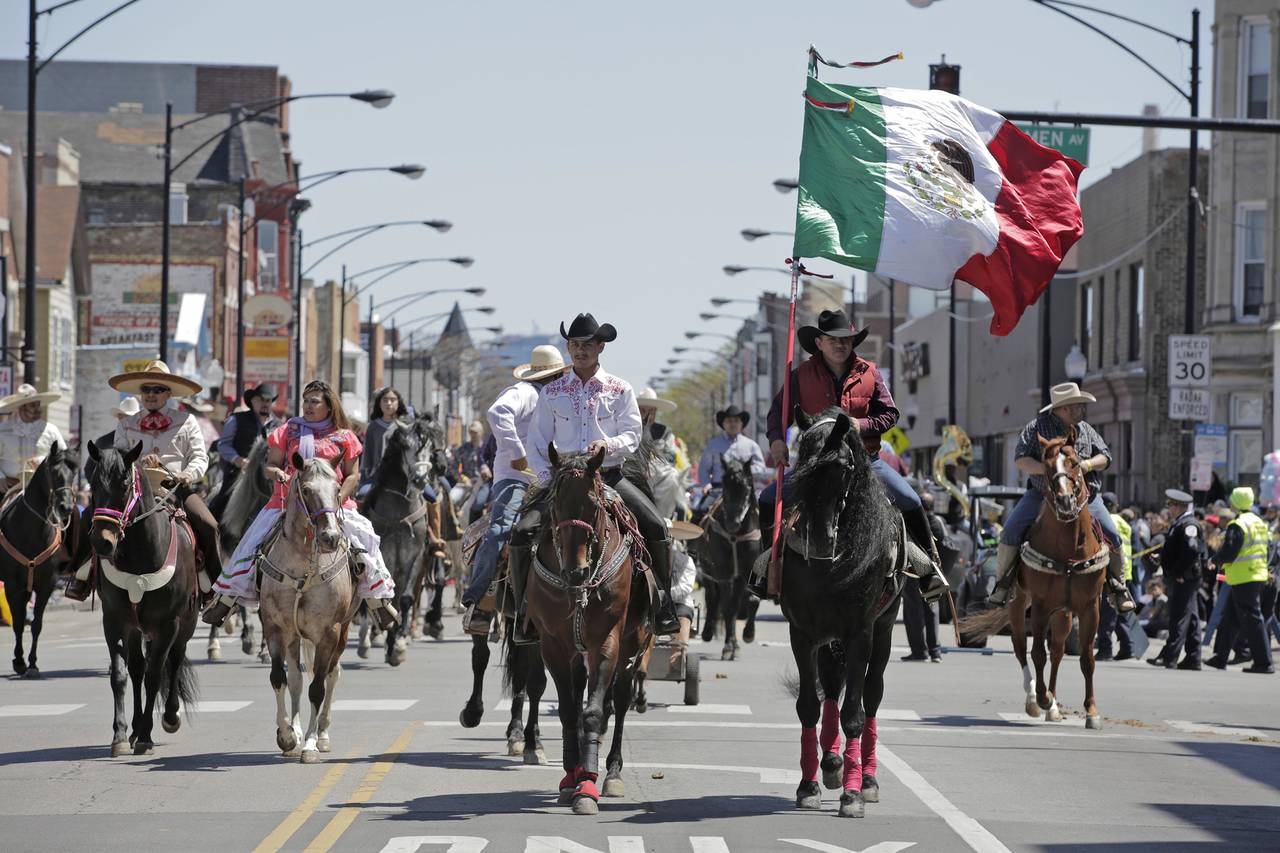 Marchan. Varios grupos participaron en la celebración que recorrió el sur de Chicago.