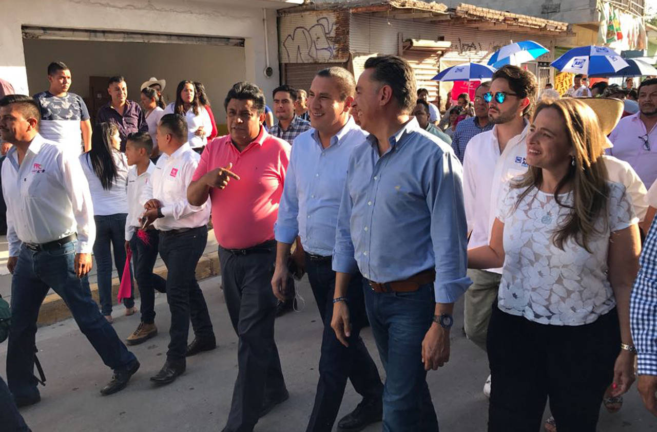 Recorrido.- Rafael Moreno Valle recorre junto con Guillermo Anaya calles del ejido Coyote del municipio de Matamoros. (CORTESÍA)