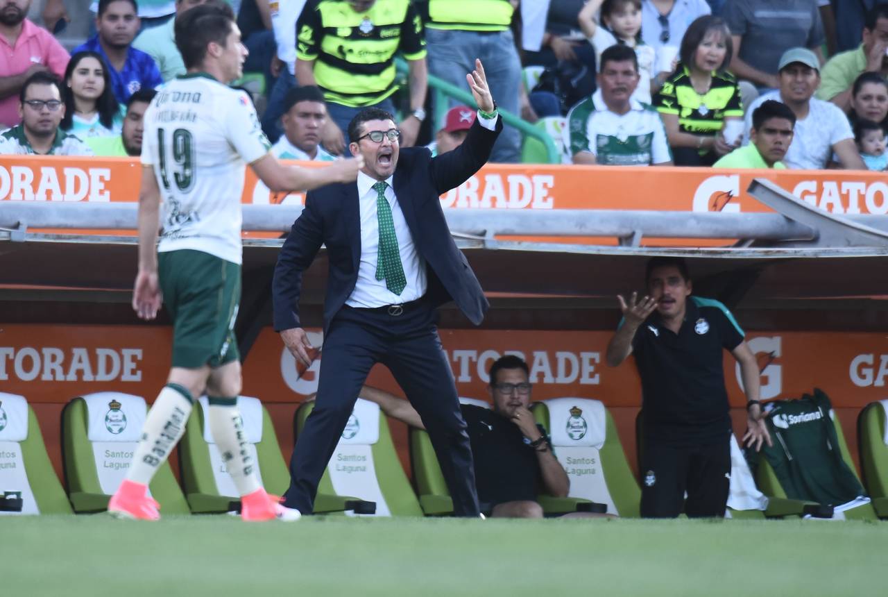 Para el técnico del Santos Laguna, José Manuel de la Torre, el árbitro central no tomó las mejores decisiones. (Fotografía de Jesús Galindo)