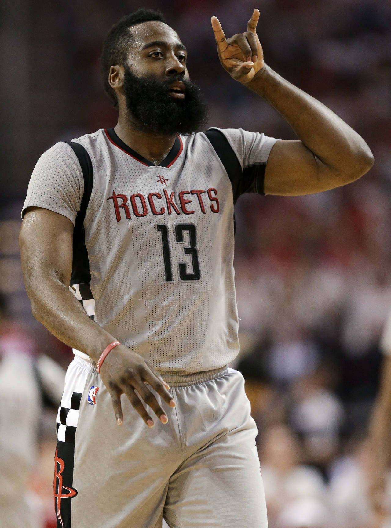 James Harden lideró a los Rockets de Houston con 28 puntos. (AP)