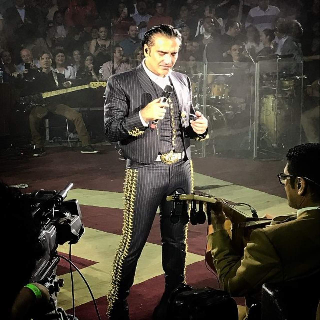 El cantante habló sobre el incidente que pasó en un concierto en Puebla tras beber un tequila rosa. (ARCHIVO)