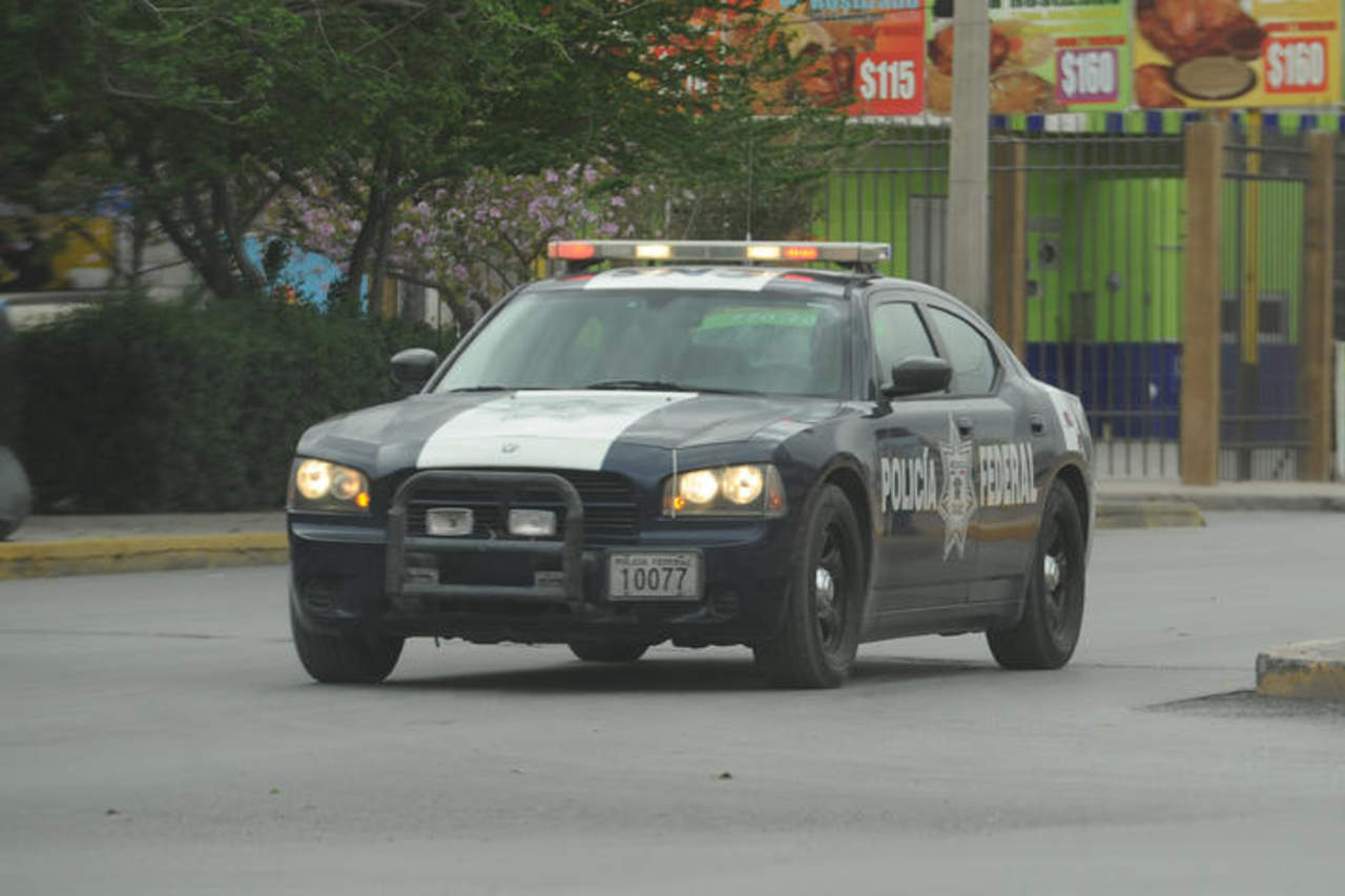Durante la balacera el vehículo de la Policía Federal fue robado para escapar de la escena, mismo que recuperarían más tarde. (ARCHIVO)