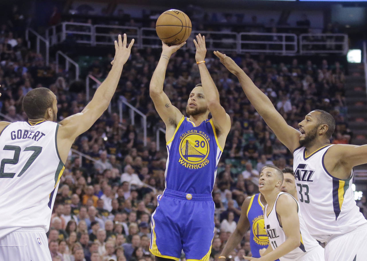 Stephen Curry anotó 30 puntos en la victoria de los Warriors de Golden State 121-95 sobre el Jazz de Utah. (AP)
