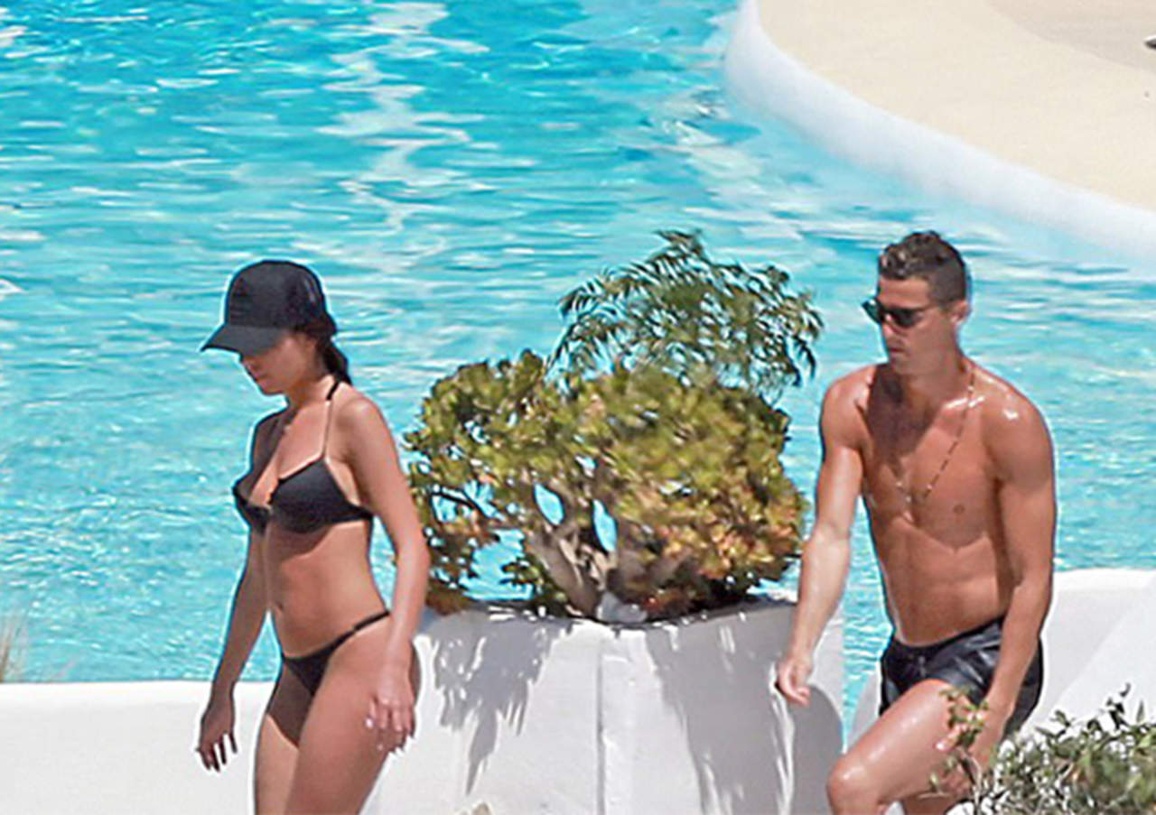 La novia de Cristiano Ronaldo cautiva durante vacaciones