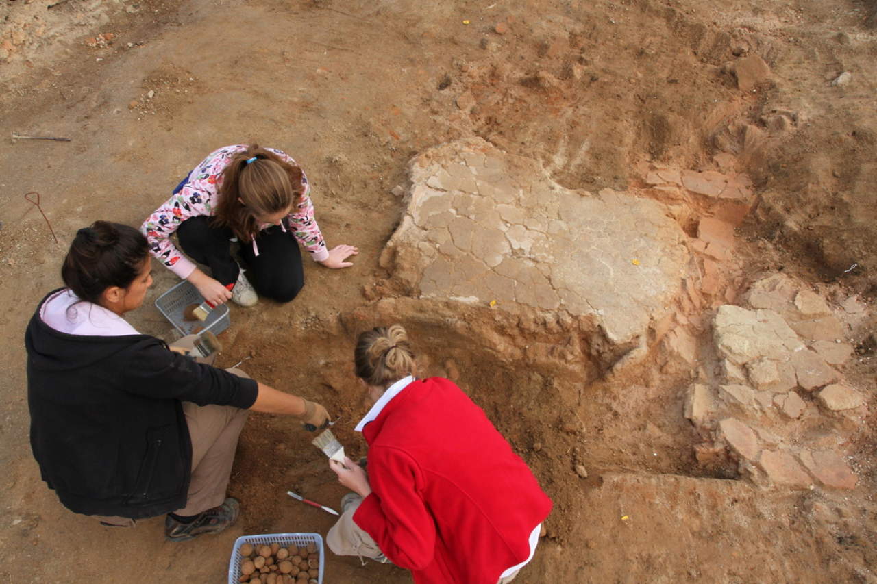 Los arqueólogos han identificado 98 huesos humanos que corresponden a un mínimo de seis individuos de diferentes edades, desde los 3 hasta los 35 años, y de al menos dos mujeres. (ARCHIVO)