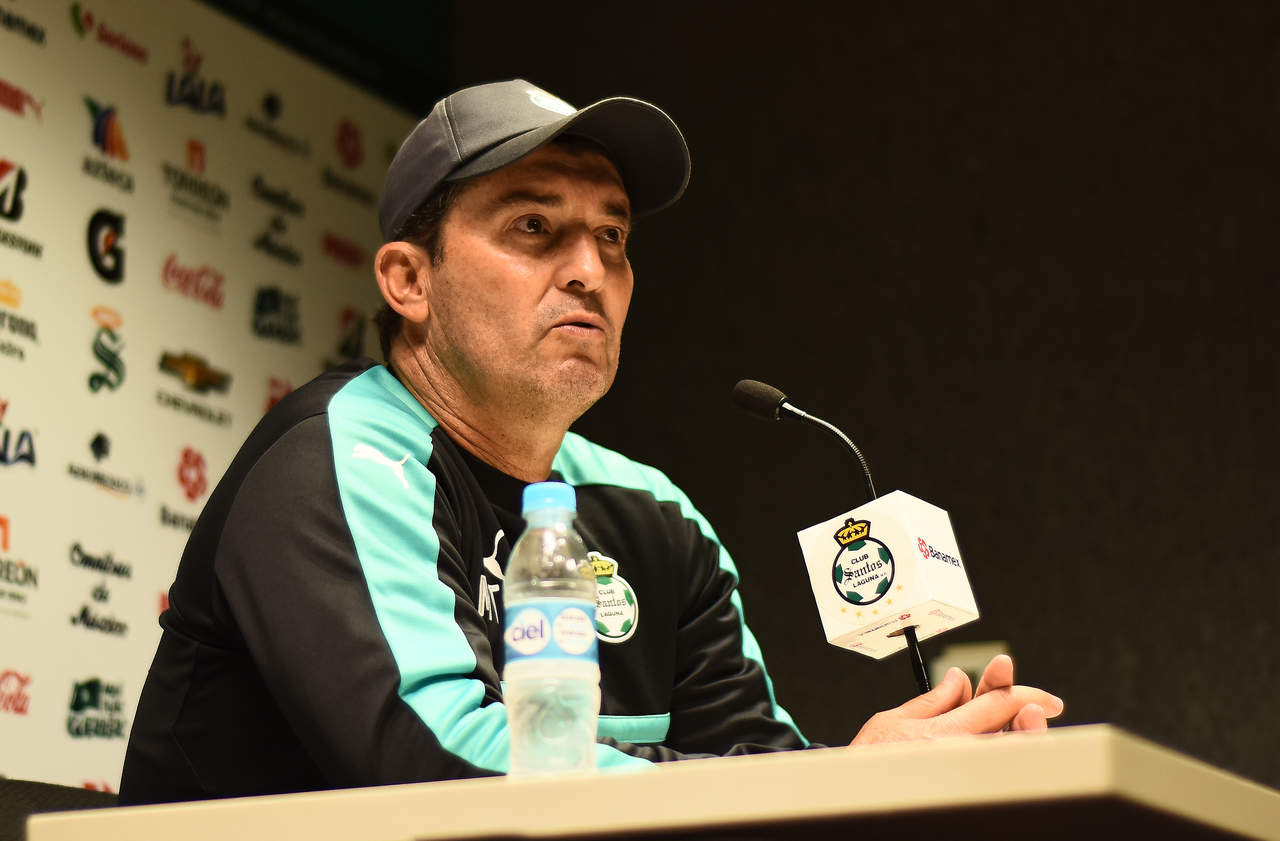  José Manuel de la Torre habló con los medios de comunicación en su última comparecencia antes de debutar con Santos durante una fase final de la Liga MX. (JESÚS GALINDO)