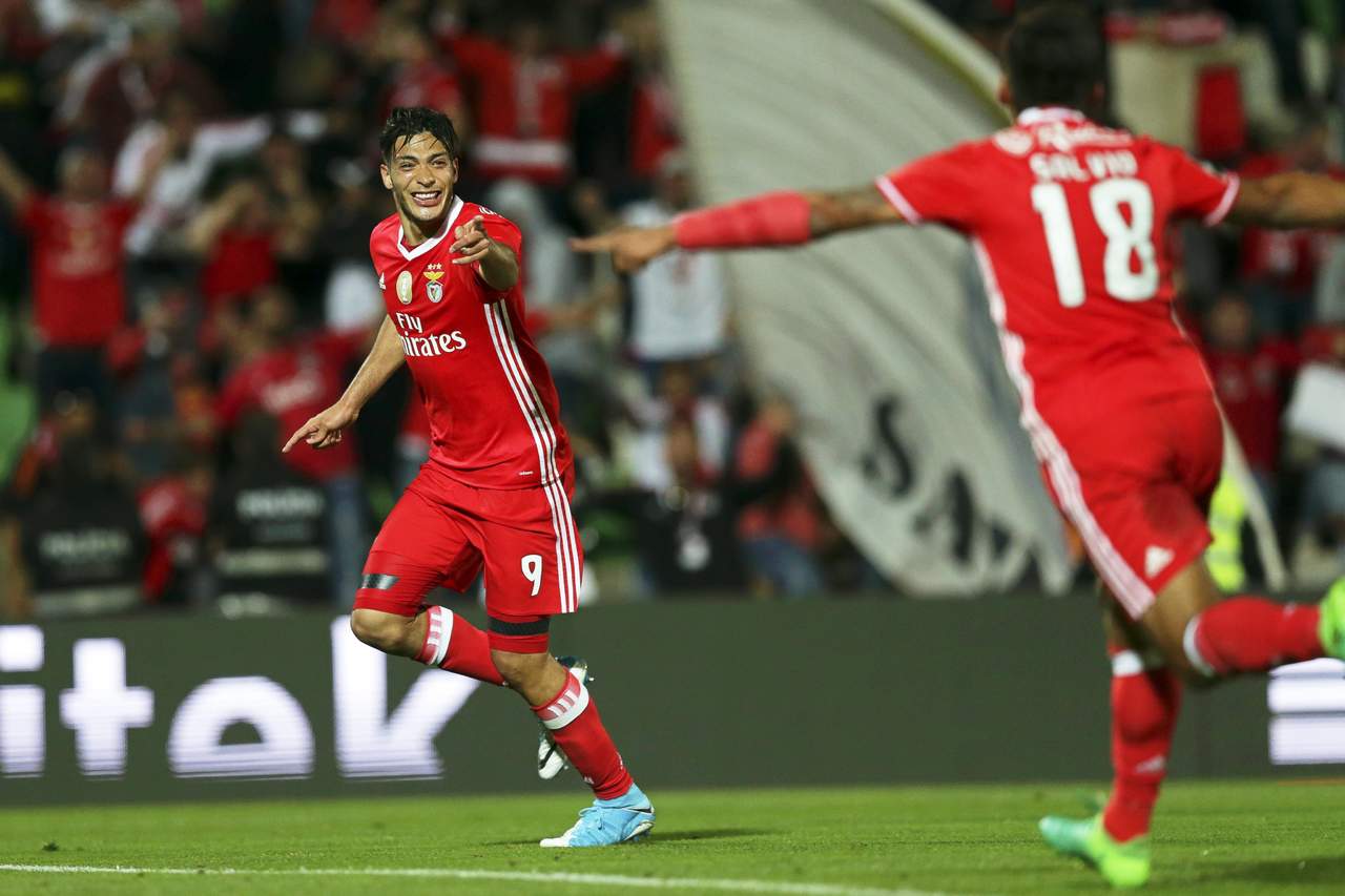 Raúl Jiménez anotó el gol de la victoria en el último partido del Benfica, con lo que puso a su equipo a un paso del título en Portugal. (EFE)