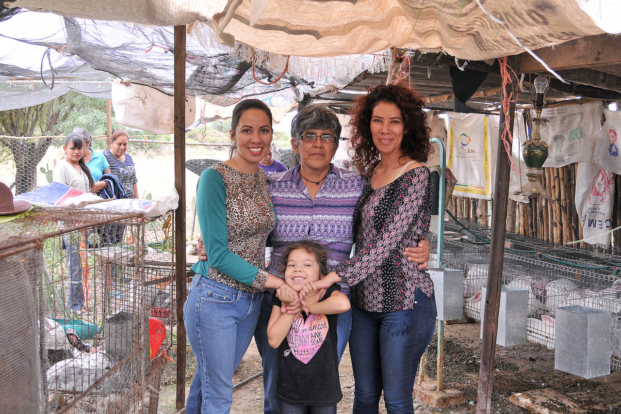 Proyecto familiar. La señora Elidia, líder del proyecto de criadero de conejs junto a dos de sus hijas y su nieta.