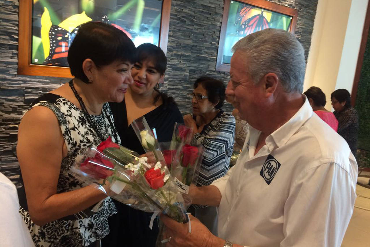 Con rosas. Jorge Zermeño, candidato del PAN a la presidencia municipal de Torreón, entrega una rosa a una madre de familia. (FABIOLA P. CANEDO)