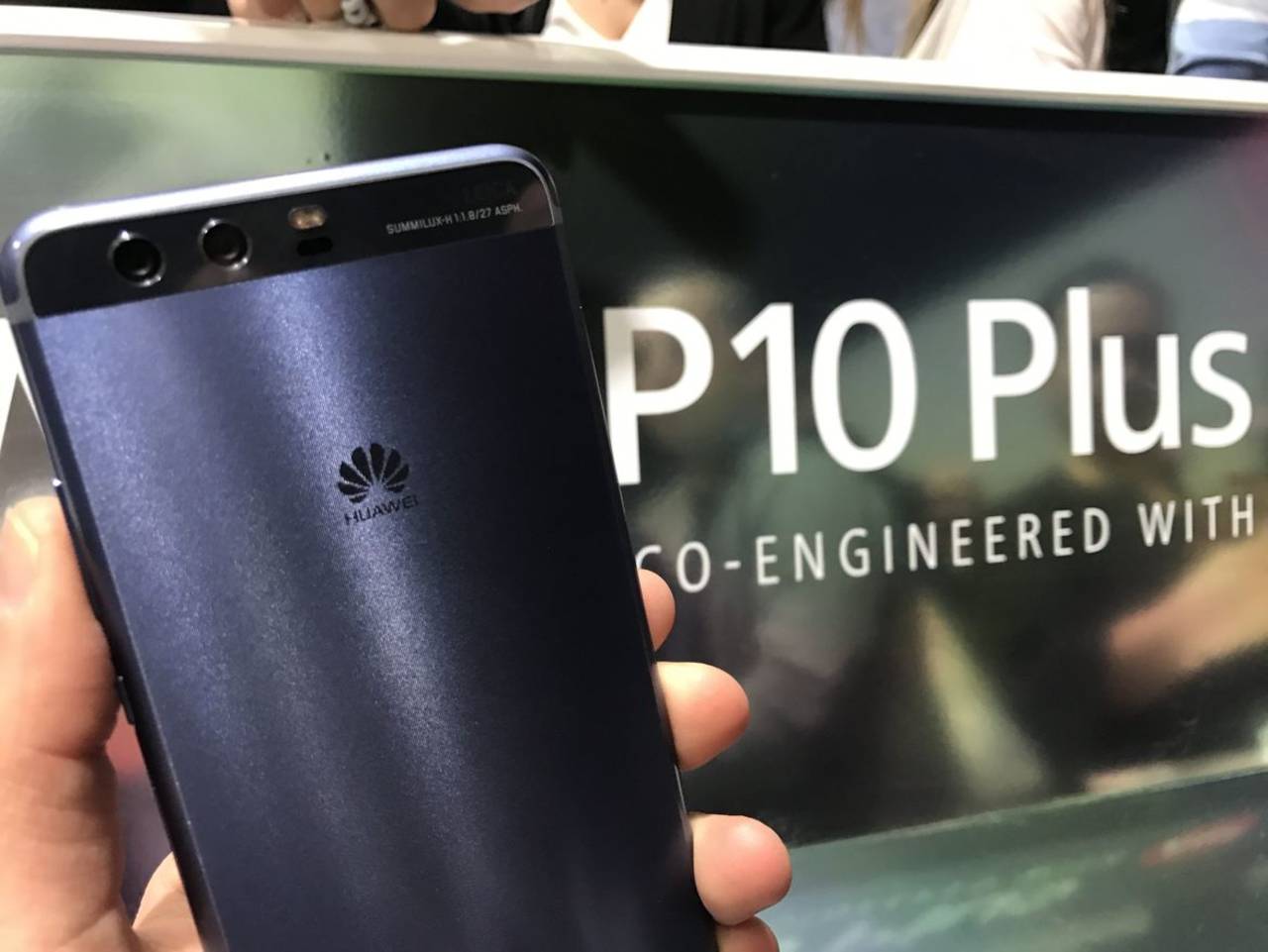 Nuevo teléfono.  Huawei, lanzó un nuevo smartphone para los amantes de las cámaras y la fotografía, éste les parecerá una cámara con célular. 