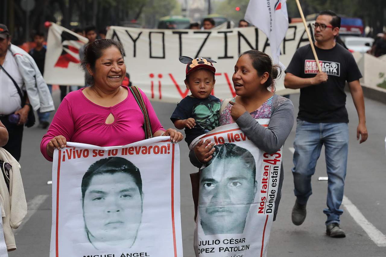 Padres de los 43 normalistas desaparecidos de Ayotzinapa se retiraron hacia el plantón que tienen instalado en la PGR. (ARCHIVO)