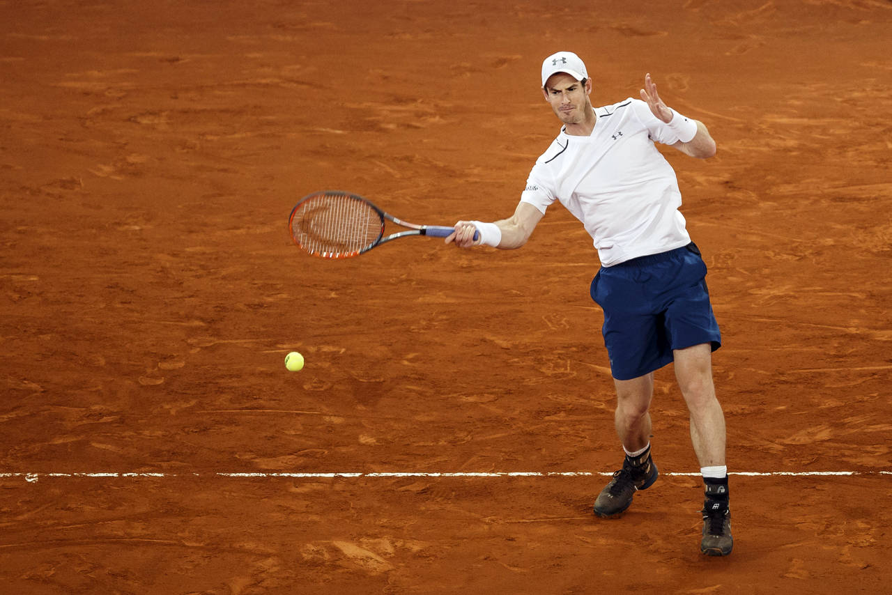 El tenista británico Andy Murray quedó fuera del Abierto de Madrid, al perder ante el croata Borna Coric. (AP)