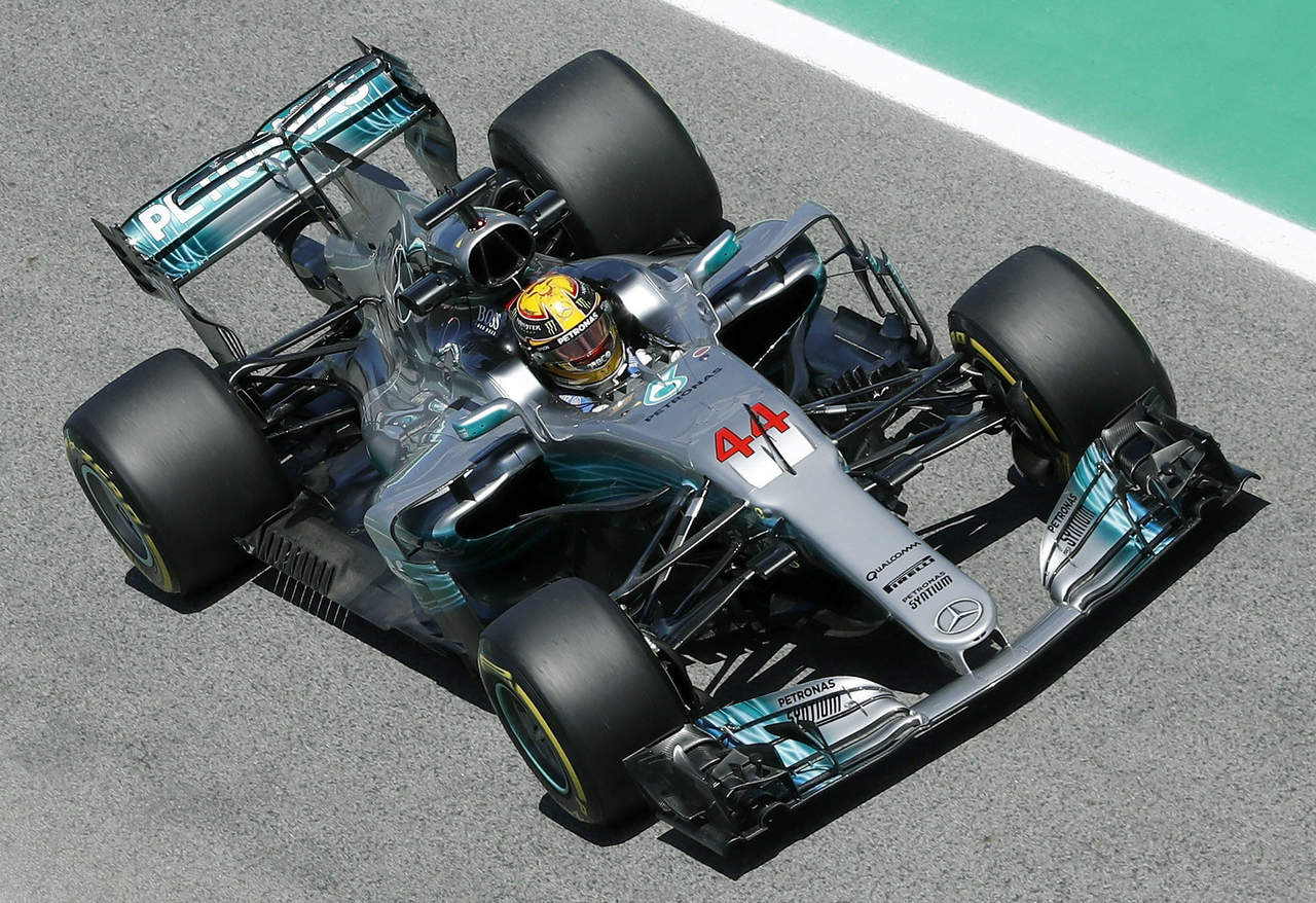 Lewis Hamilton recupera terreno en inicio del GP de España