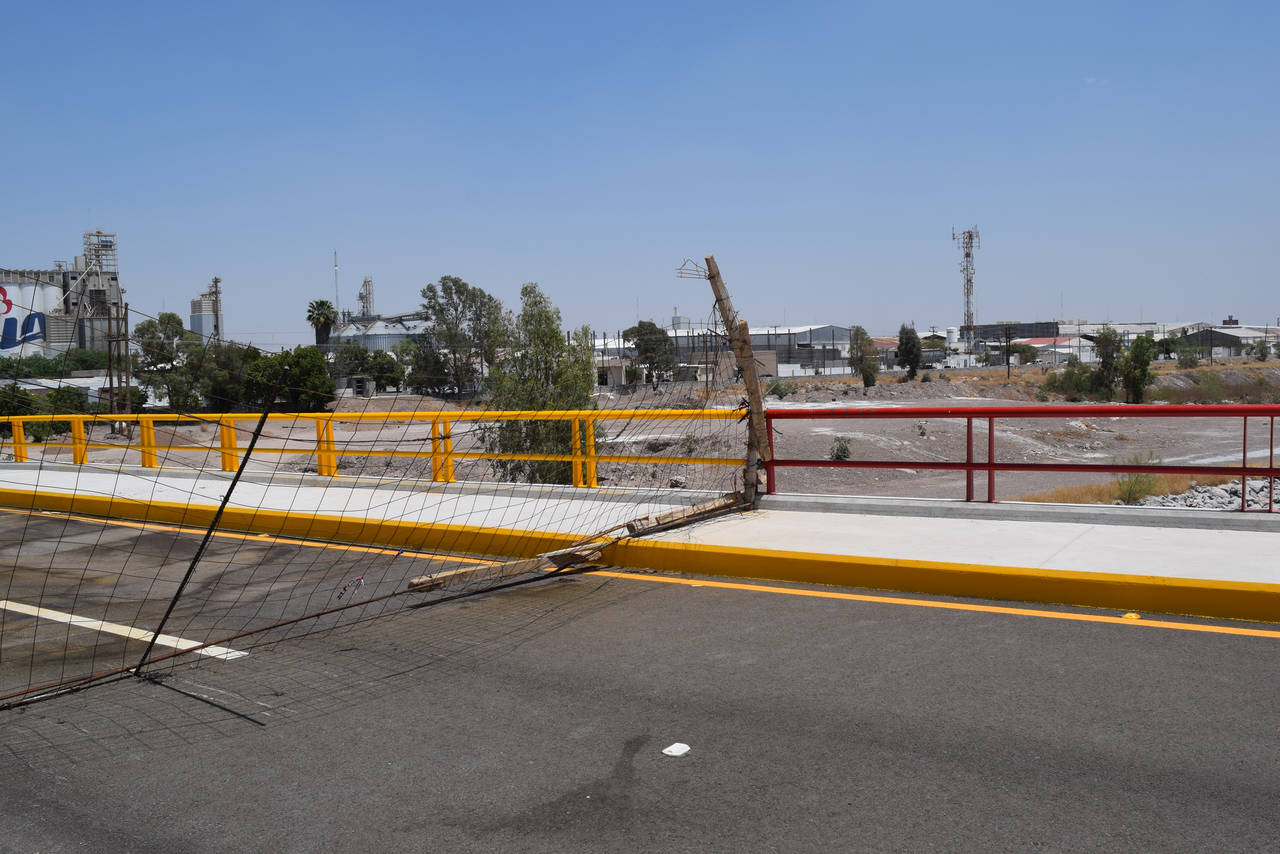 Bicolor. Mientras que en Coahuila se optó por el rojo, en la parte de Durango se aplicó amarillo tráfico a la valla de protección. (MA. ELENA HOLGUÍN)
