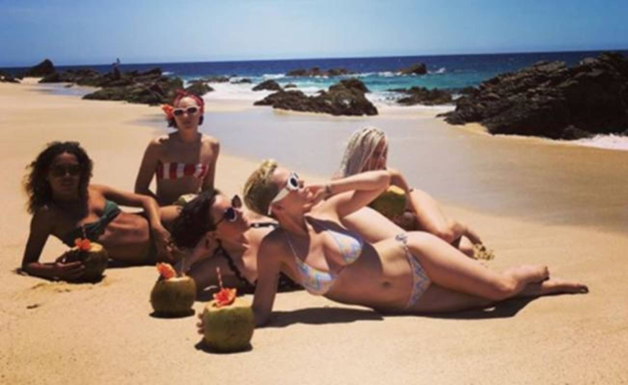Vacaciones. Perry visitó playas mexicanas con sus amigas.
