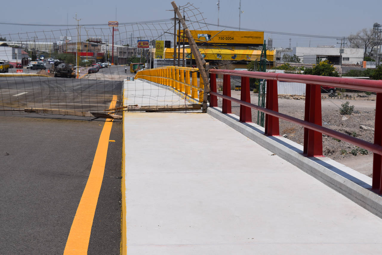 Bicolor. La valla de protección del puente quedó roja del lado de Coahuila y amarillo tráfico en la parte de Durango. (EL SIGLO DE TORREÓN)