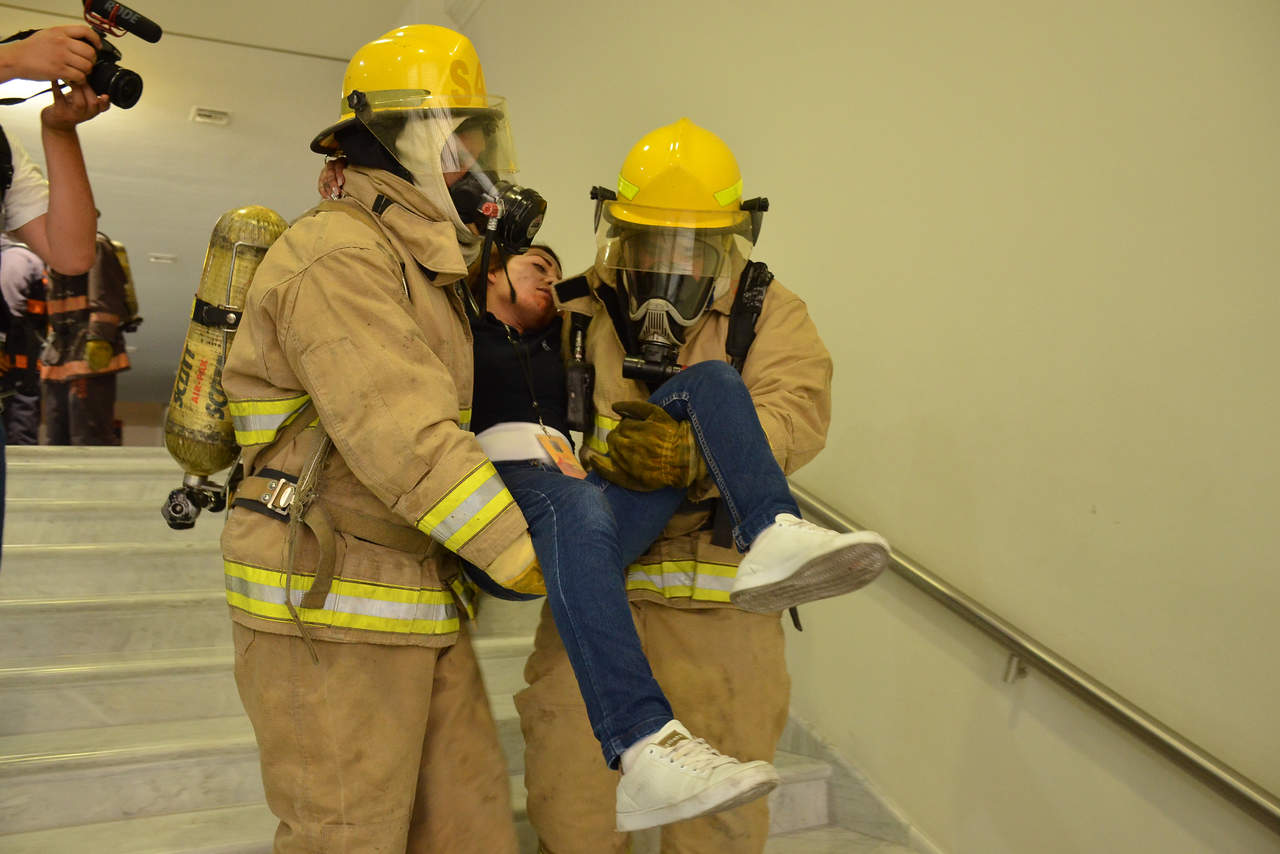 ‘Lesionados’. Los bomberos ‘rescataron’ a dos personas con quemaduras. (FERNANDO COMPEÁN)