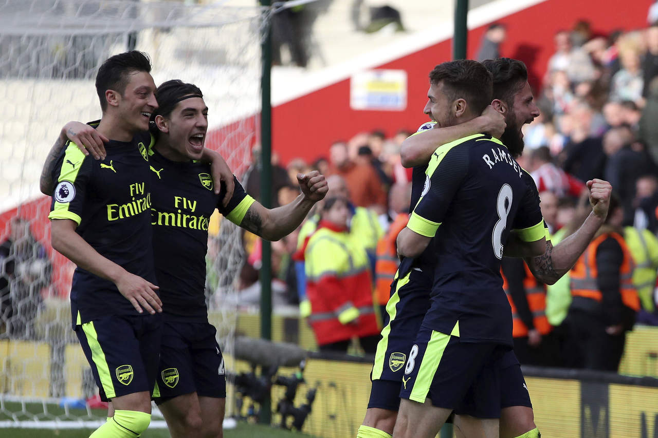 Arsenal goleó 4-1 al Stoke City y llegó a 69 puntos, para ubicarse en el quinto lugar de la clasificación. (AP)