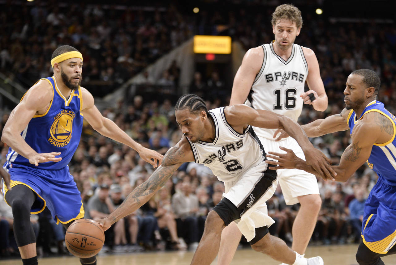 Warriors y Spurs chocan en la cancha de Golden State. (Archivo)