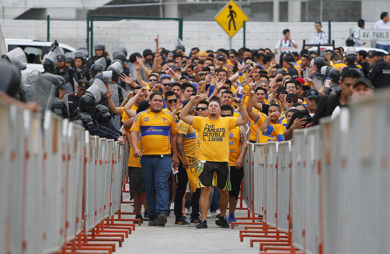 Los aficionados de los Tigres llegaron escoltados por elementos de seguridad al Estadio BBVA. Aficionados de Rayados golpean a rivales; investigan